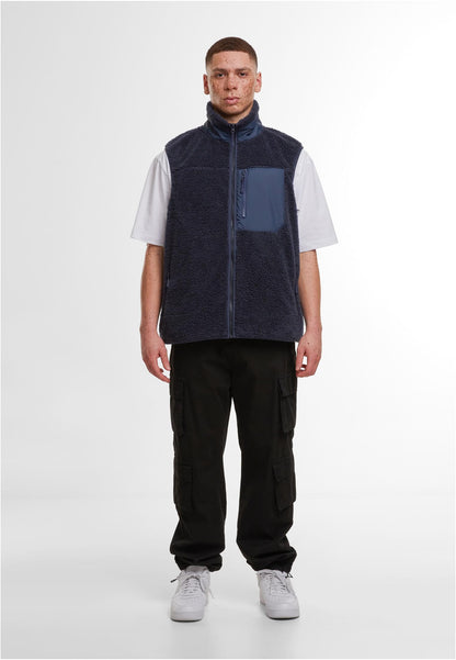 Bonded Sherpa Vest in Navy, getragen