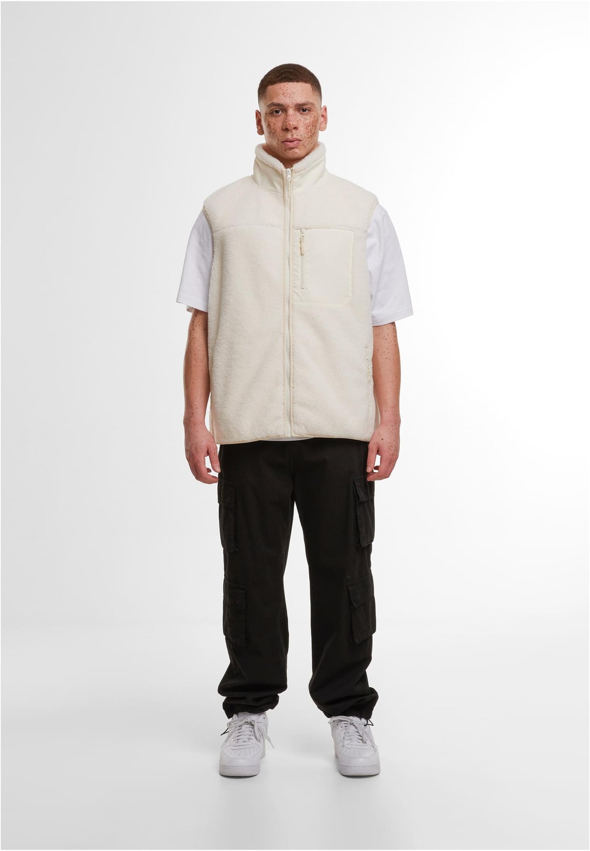 Bonded Sherpa Vest in White Sand, getragen