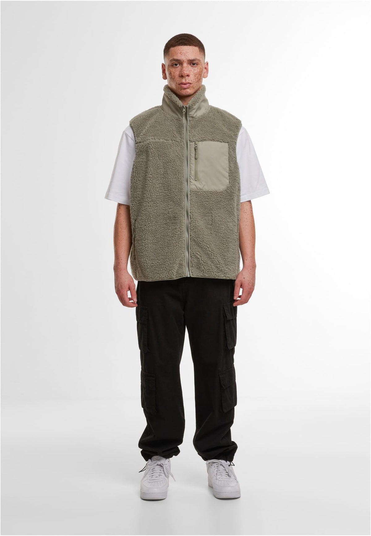 Bonded Sherpa Vest in Pale Olive, getragen