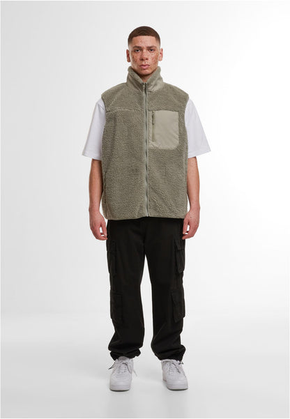Bonded Sherpa Vest in Pale Olive, getragen