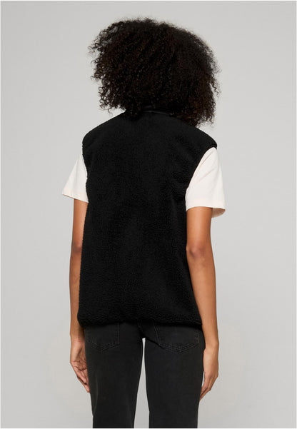 Bonded Sherpa Vest in Schwarz, getragen
