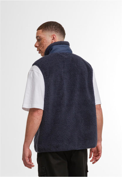 Bonded Sherpa Vest in Navy, getragen