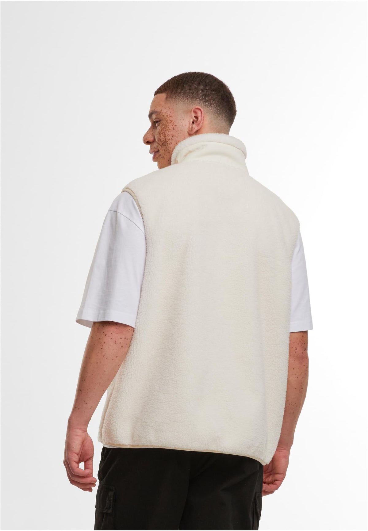 Bonded Sherpa Vest in White Sand, getragen
