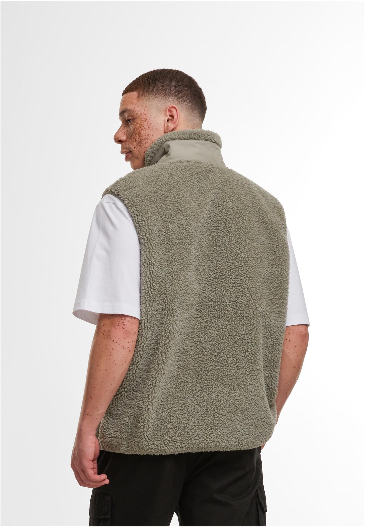 Bonded Sherpa Vest in Pale Olive, getragen