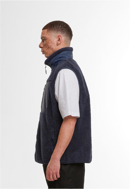 Bonded Sherpa Vest in Navy, getragen