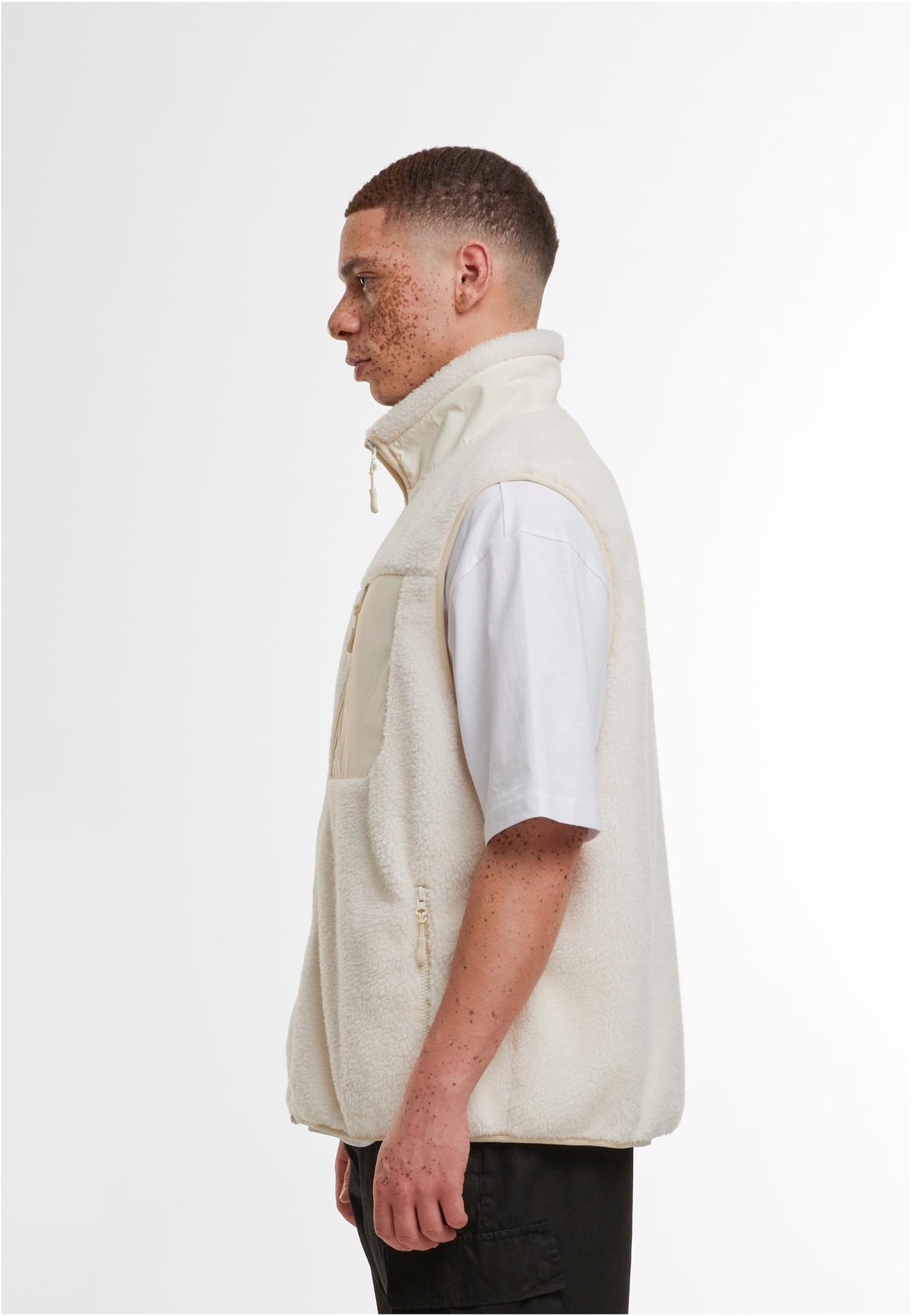 Bonded Sherpa Vest in White Sand, getragen