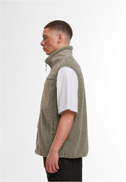 Bonded Sherpa Vest in Pale Olive, getragen