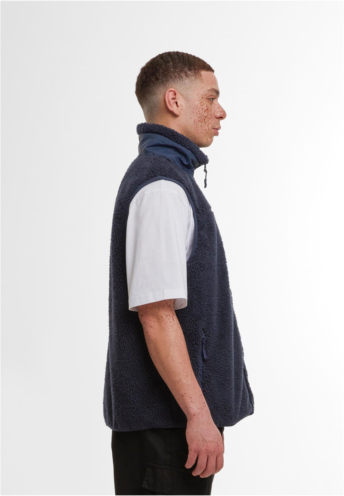 Bonded Sherpa Vest in Navy, getragen