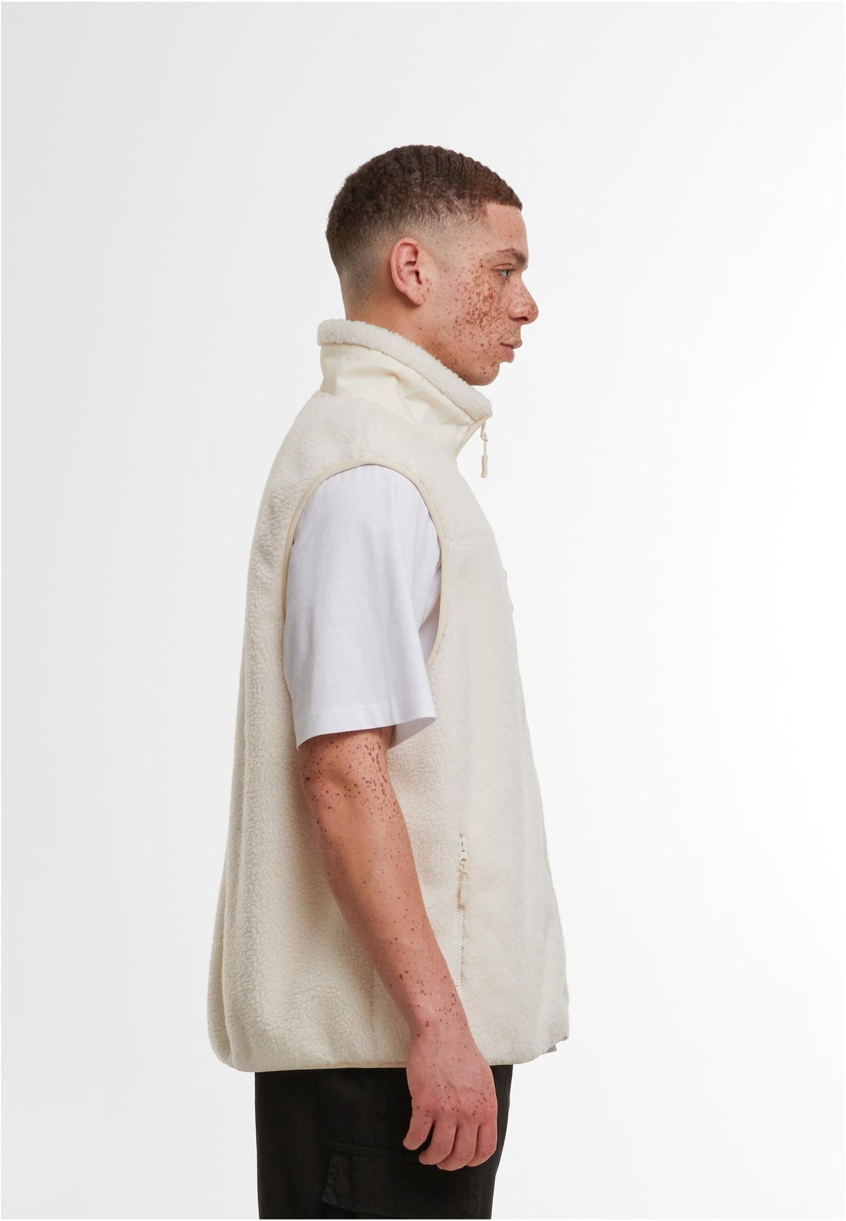 Bonded Sherpa Vest in White Sand, getragen