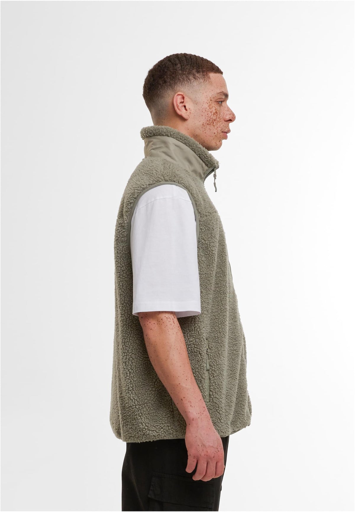 Bonded Sherpa Vest in Pale Olive, getragen