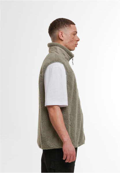 Bonded Sherpa Vest in Pale Olive, getragen