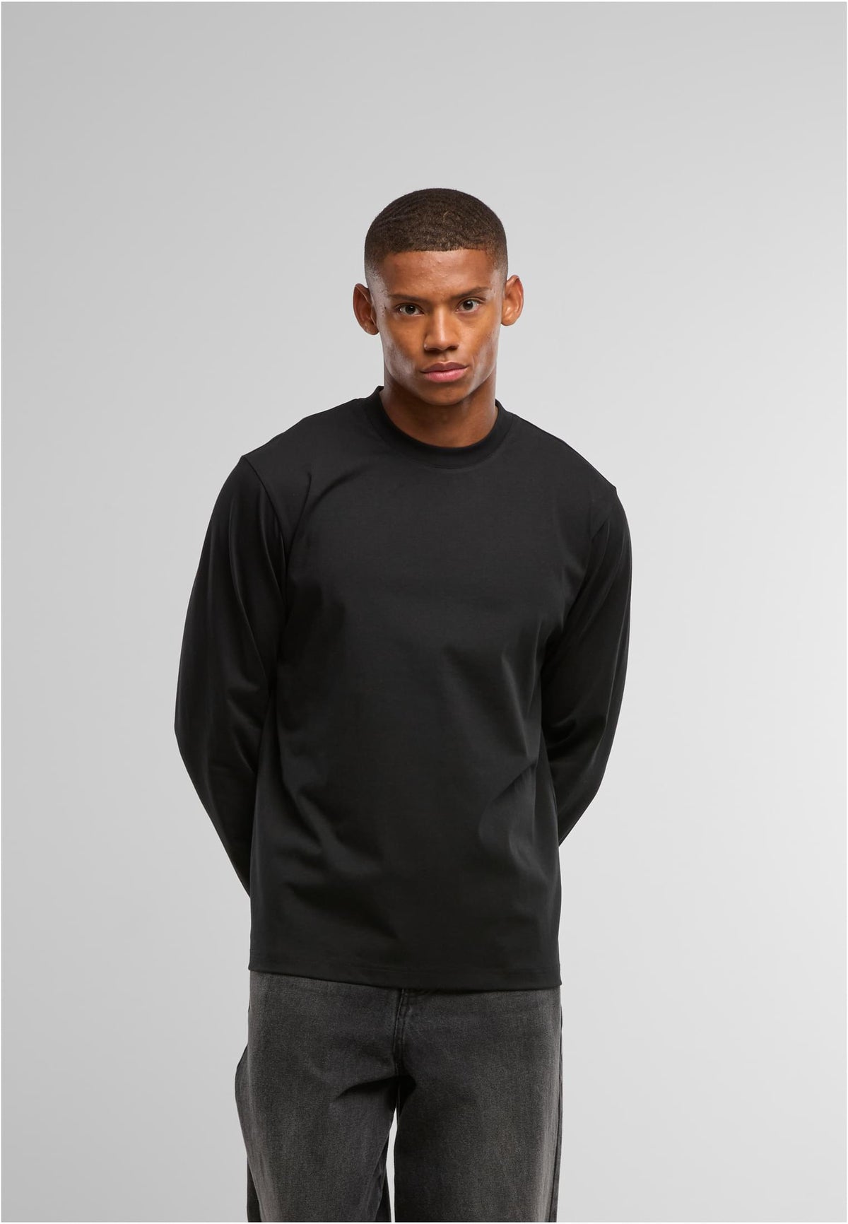 Sorona Loose Longsleeve in Schwarz, getragen