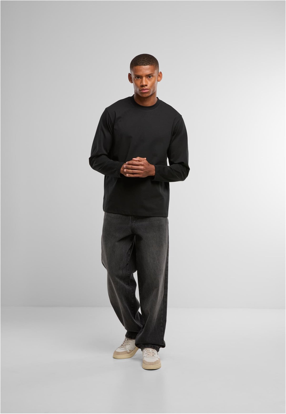 Sorona Loose Longsleeve in Schwarz, getragen