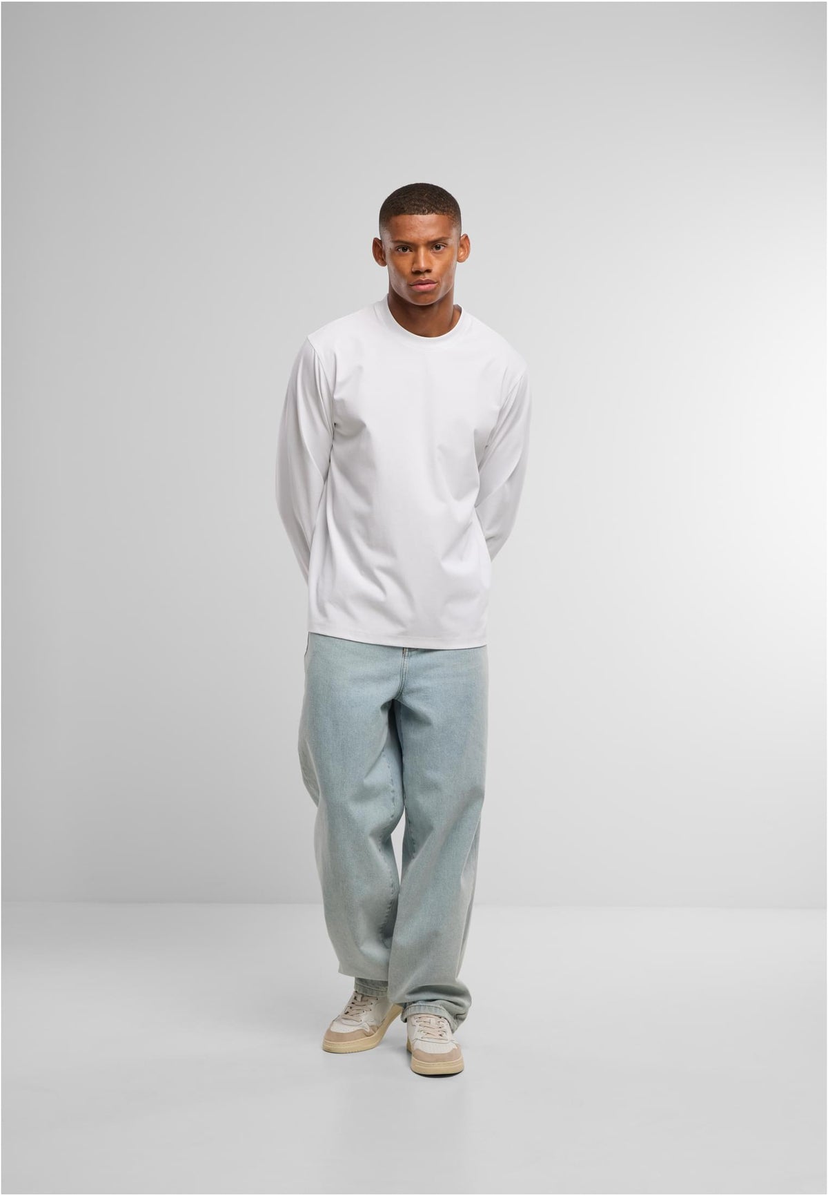 Sorona Loose Longsleeve in White, getragen
