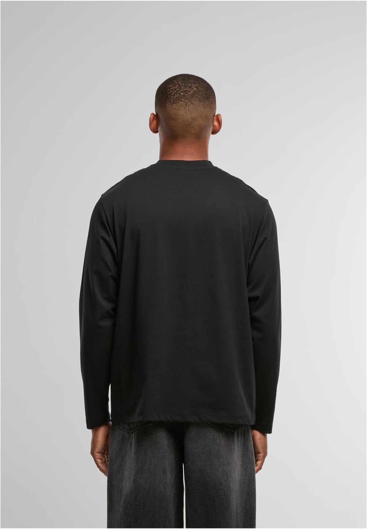 Sorona Loose Longsleeve in Schwarz, getragen