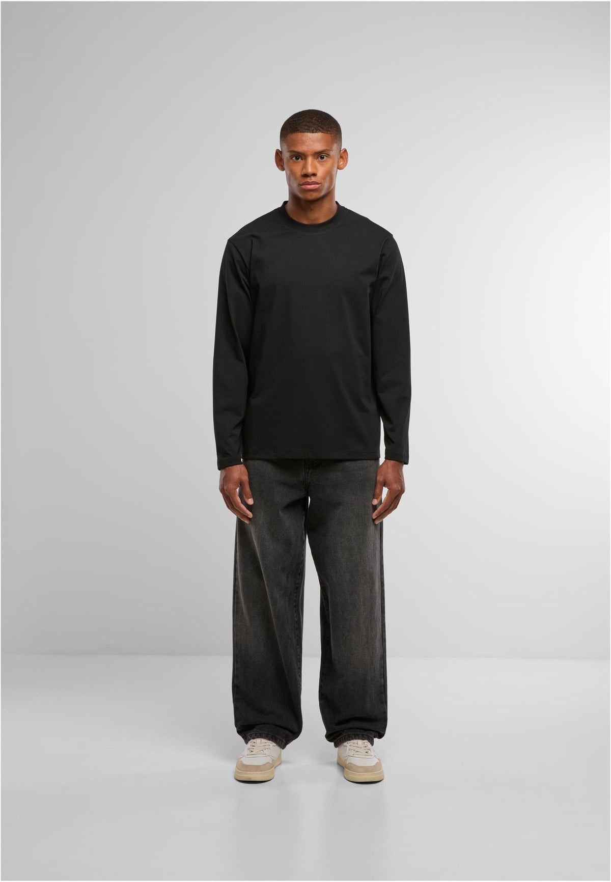 Sorona Loose Longsleeve in Schwarz, getragen