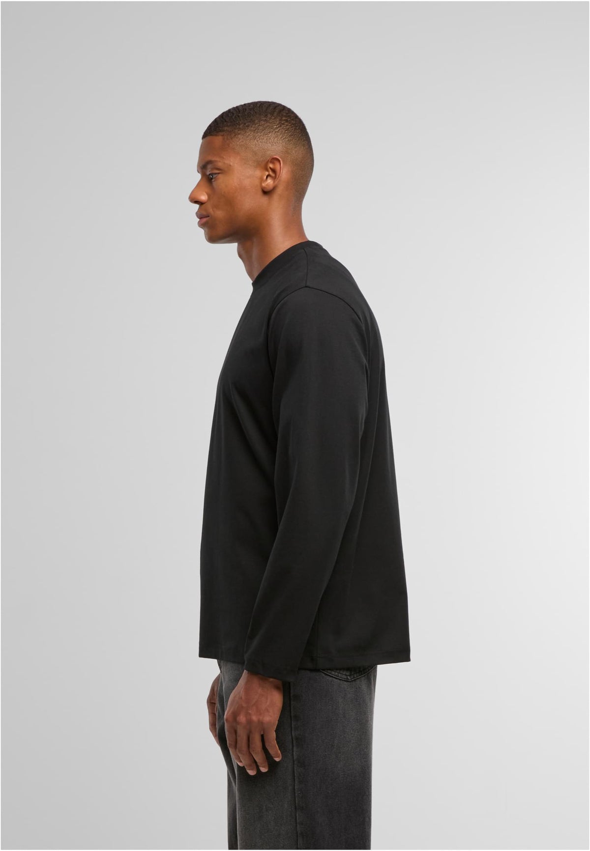 Sorona Loose Longsleeve in Schwarz, getragen
