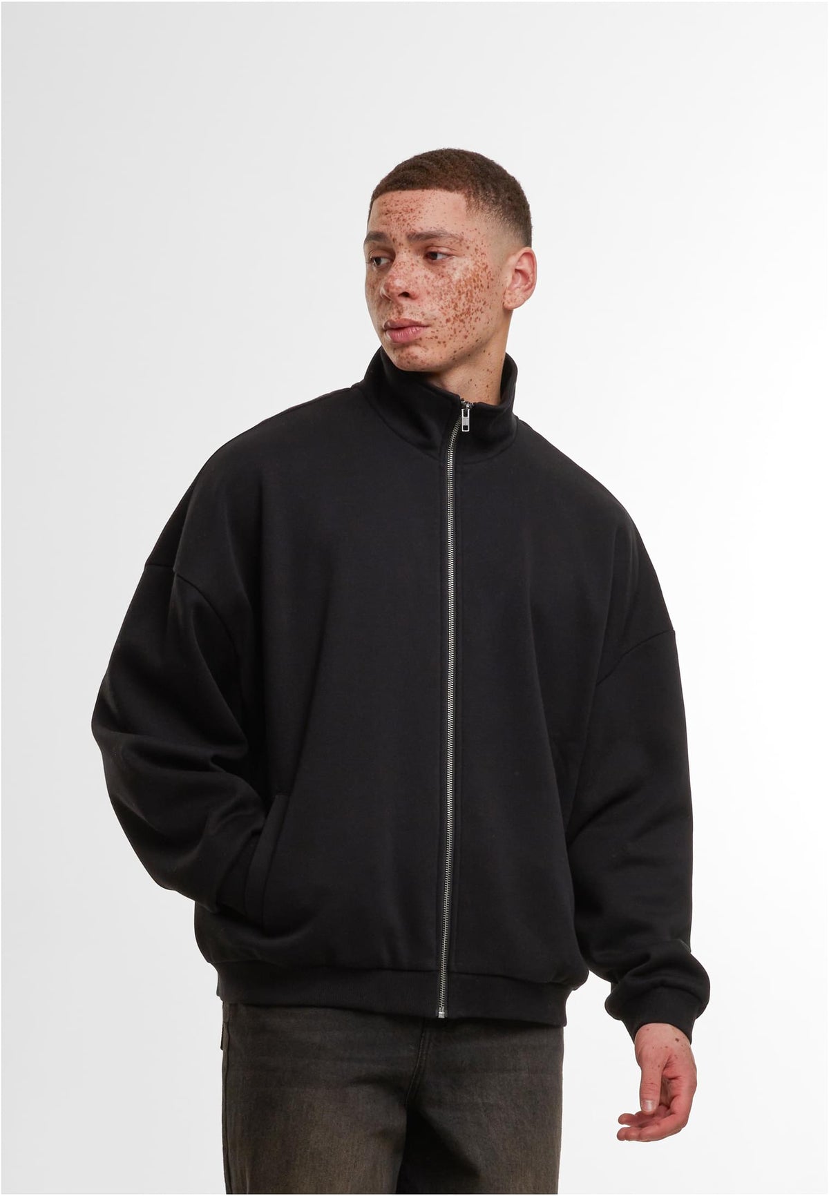 Oversized Zip jacket in Schwarz, getragen