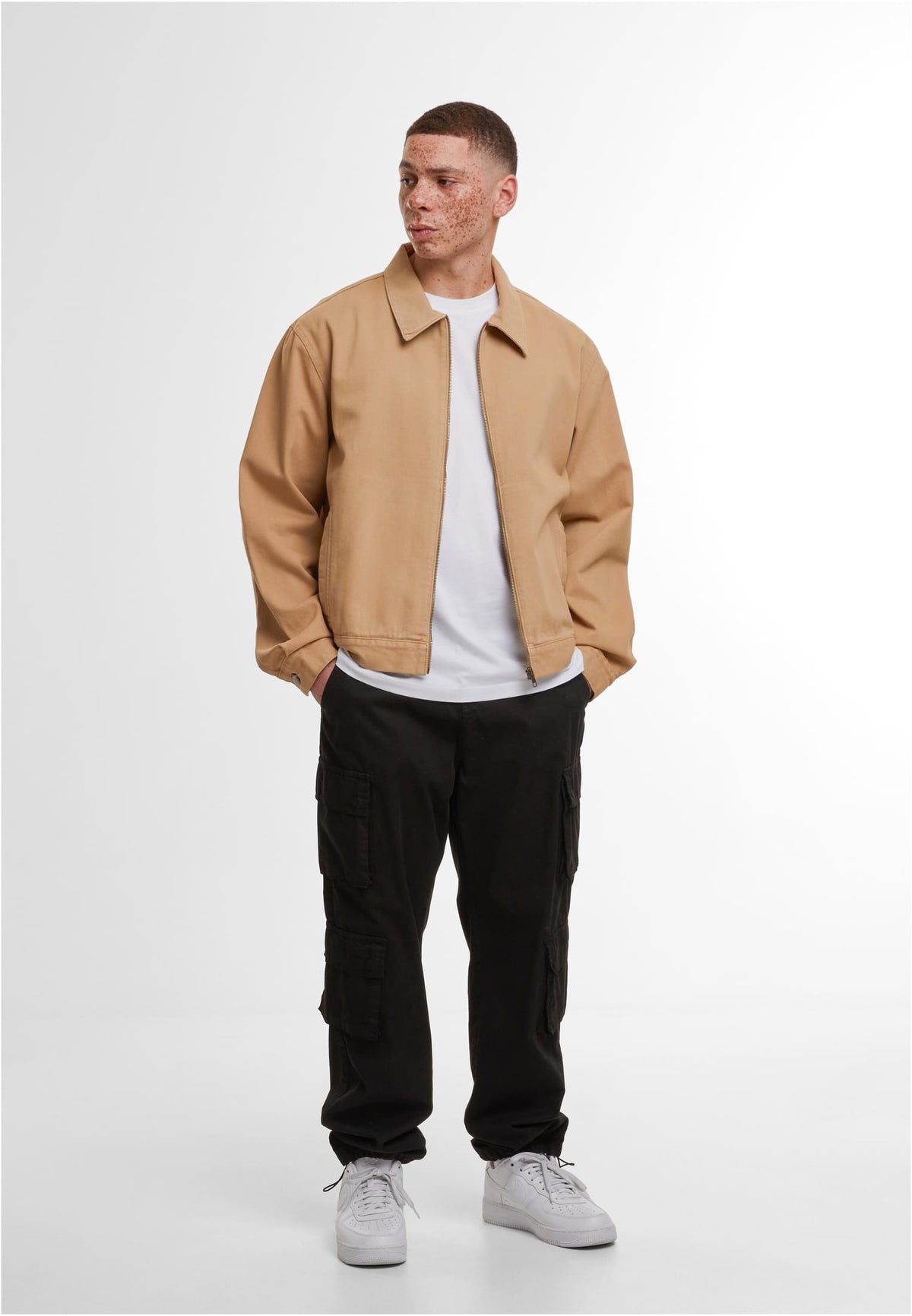 Basic Workwear Jacket in Union Beige, getragen