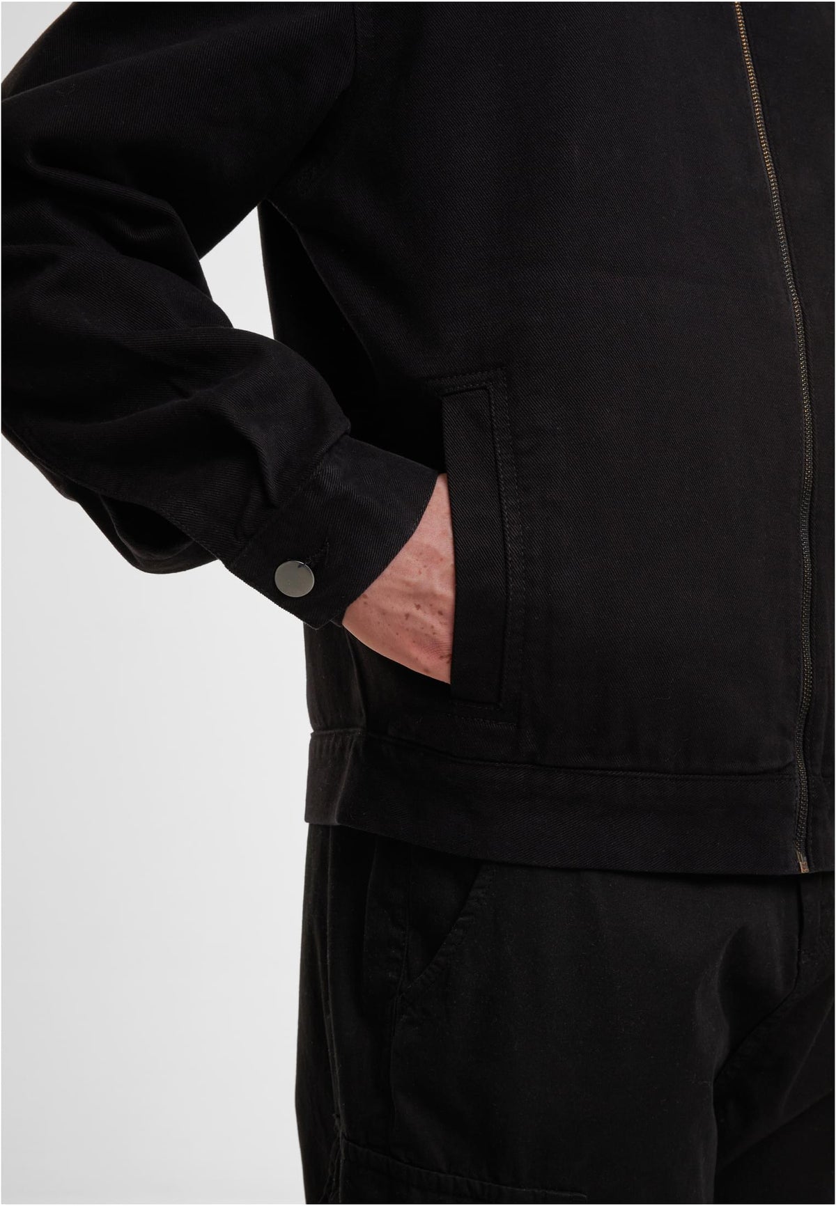 Basic Workwear Jacket in Schwarz, getragen