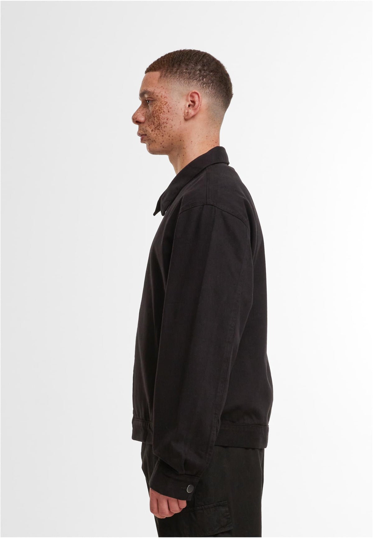 Basic Workwear Jacket in Schwarz, getragen