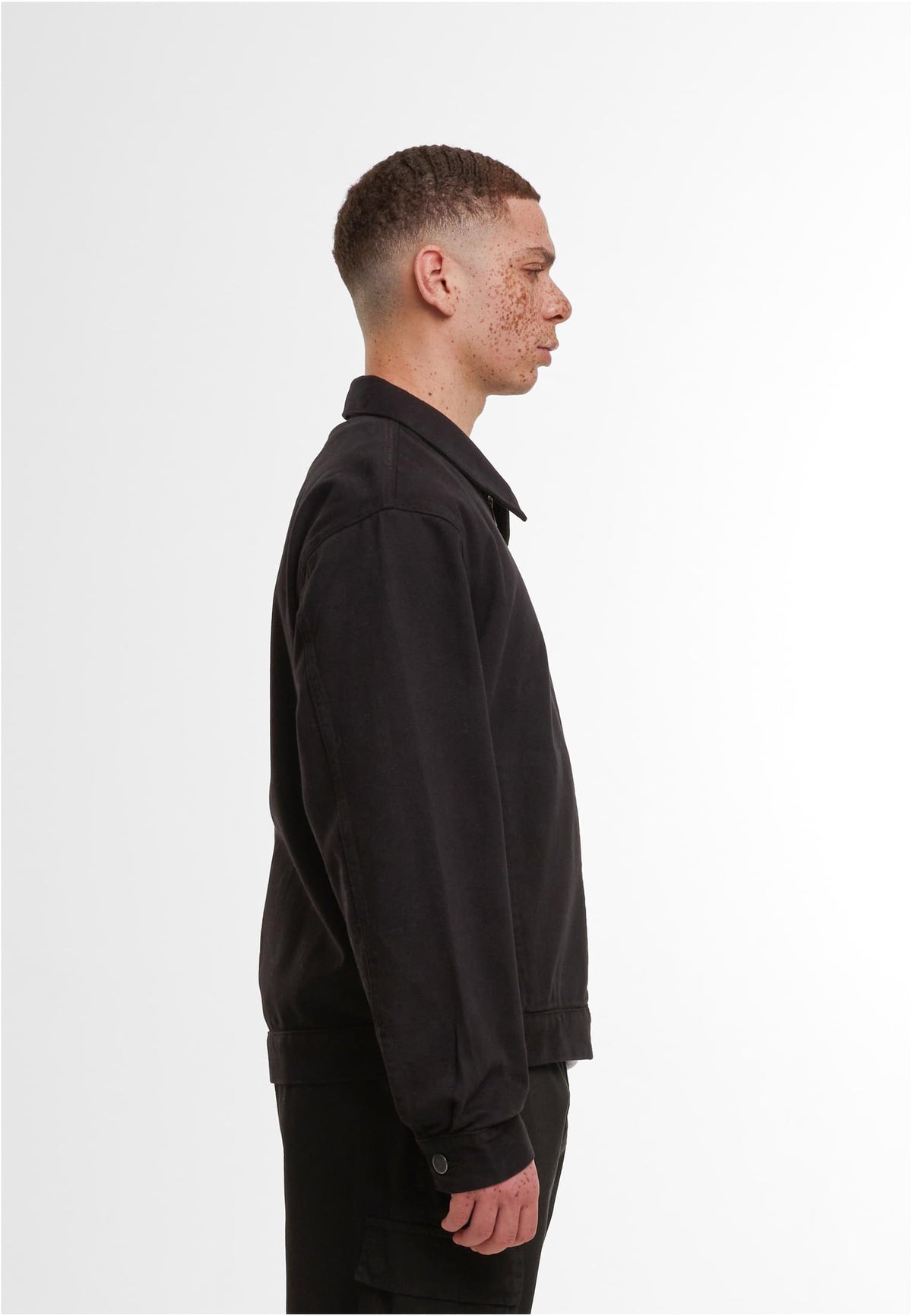 Basic Workwear Jacket in Schwarz, getragen